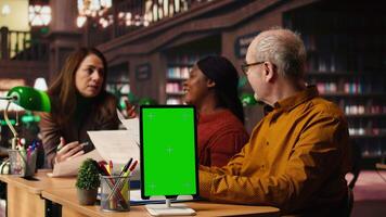 verschillend team ondergedompeld in dramatisch kunsten repetitie met chroma sleutel, aan het studeren theater script in een bibliotheek en beoefenen hun lijnen samen. karakter ontwikkeling prestatie. camera b. video