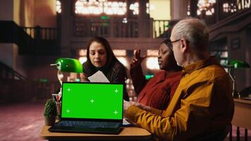 collega's beoefenen script lezing in een openbaar bibliotheek met model, verloofd in drama repetitie en karakter ontwikkeling. gips leden voorbereidingen treffen voor klassiek theater prestatie. camera a. video