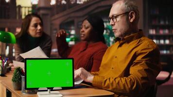 acteurs team repeteren samen in een bibliotheek De volgende naar geïsoleerd kopiëren ruimte, beoefenen lijnen en aan het doen rol voorbereiding met focus en toewijding. inzet naar klassiek drama prestatie. camera a. video