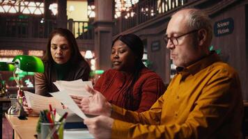 gips leden beoefenen script lezing voor een klassiek drama Speel in een bibliotheek, tonen toewijding naar acteren en passie voor karakter ontwikkeling. theatraal kunsten rol Speel. camera a. video