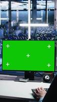 vertical datos centrar ingeniero utilizando verde pantalla ordenador personal a monitor neural red utilizando ai. eso experto a trabajo utilizando artificial inteligencia en Bosquejo computadora a supervisar servidores potenciando profundo aprendiendo, cámara un video