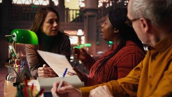 verschillend acteurs beoefenen theater script met diep toewijding in een bibliotheek, repetitie sessie highlights acteren vaardigheden. dramatisch kunsten passie en cultureel uitdrukking van theatraal Speel. camera a. video