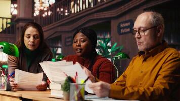 gips leden beoefenen script lezing voor een klassiek drama Speel in een bibliotheek, tonen toewijding naar acteren en passie voor karakter ontwikkeling. theatraal kunsten rol Speel. camera b. video
