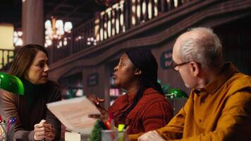 verschillend acteurs beoefenen theater script met diep toewijding in een bibliotheek, repetitie sessie highlights acteren vaardigheden. dramatisch kunsten passie en cultureel uitdrukking van theatraal Speel. camera b. video