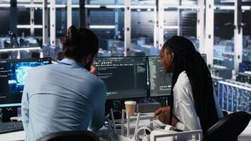 Les données centre collègues de travail ayant amusement dans bureau, en utilisant machine apprentissage algorithmes à analyser ensembles de données. serveur ferme collègues gaffe autour tandis que en utilisant ai à travail, lieu de travail relation amicale concept, caméra une video