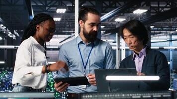 Lycklig data Centrum kollegor samarbetande på neuralt nätverk programvara utveckling. glad lagarbete server nav medarbetare genomförande maskin inlärning teknologi i arbetsplats, kamera en video