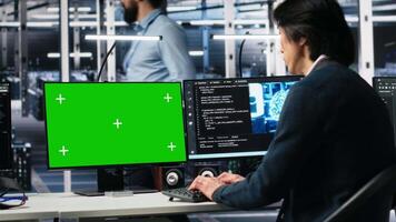 dados Centro programador usando verde tela pc monitor, usando ai. homem dentro tecnologia comece escritório usando artificial inteligência em croma chave computador para vigiar servidores energizando profundo aprendizado, Câmera uma video