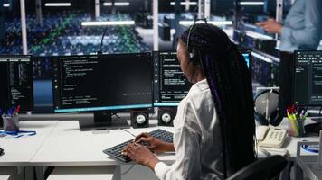 sistema administrador dentro dados Centro vestindo fone de ouvido ajudando Comercial com artificial inteligência solução de problemas. isto especialista dentro servidor Fazenda gerenciando Apoio, suporte bilhetes usando máquina aprendizado, Câmera uma video