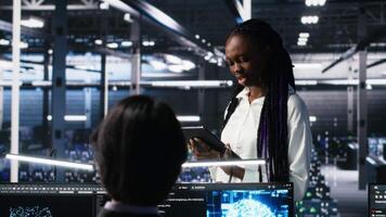 equipe do dados Centro desenvolvedores fazendo debate, monitoramento neural rede ai llm. trabalho em equipe colegas dentro Alto tecnologia instalação vigiar servidores energizando máquina Aprendendo processos, Câmera uma video