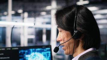 ingenjör i data Centrum bär headsetet bistå användare med ai förbättrad felsökning. server rum anställd hantera Stöd biljetter använder sig av automatiserad svar system, kamera en video