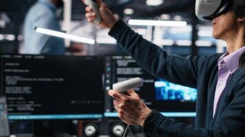 gegevens centrum ingenieur gebruik makend van virtueel realiteit, werken Aan neurale netwerk software ontwikkeling. het deskundige in server kamer gebruik makend van vr apparatuur, implementeren machine aan het leren technologie, camera een video