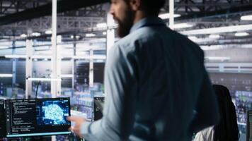 man genomgång investerare på server rum maskin inlärning hårdvara. data Centrum handledare filmning ai tech presentation till aktieägare, demonstrera prediktiv underhåll Förmågor, kamera en video