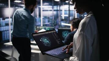 vicino su di dati centro tecnico utilizzando tavoletta per tenere sotto controllo neurale Rete ai lm visualizzazione. lavoratore utilizzando grande linguaggio modello su dispositivo per sorvegliare server alimentazione macchina apprendimento, telecamera un' video