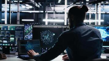 Admin utilizzando dispositivi nel dati centro, codifica con assistenza. esso dipendente sovrintende facendo leva artificiale intelligenza grande linguaggio modello Tech su pc, il computer portatile e tavoletta, telecamera un' video