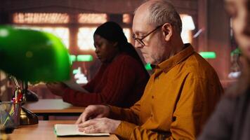 adulto mulher estudos dentro uma biblioteca e transcrever uma classe palestra, concentrando em curso notas e mostrando dela determinação para pesquisando. estudioso preparando para dela Faculdade tese. Câmera b. video