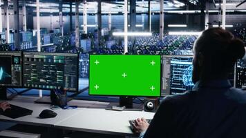dati centro ingegnere utilizzando verde schermo pc per tenere sotto controllo neurale Rete utilizzando ai. esso esperto a opera utilizzando artificiale intelligenza su modello computer per sorvegliare server alimentazione in profondità apprendimento, telecamera un' video
