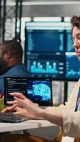 verticaal vrouw analist toepassingen ai neurale netwerken voor gegevens mijnbouw en optimalisatie, werken in een multinational bedrijf met automatisering hulpmiddelen. kunstmatig intelligentie- digitaal gereedschap voor succes. camera b. video