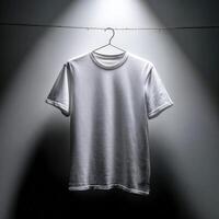 blanco camiseta colgando en un cable debajo brillante destacar foto