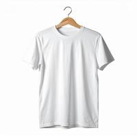 llanura blanco camiseta colgando en de madera percha Bosquejo en estudio Disparo foto