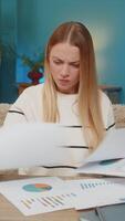 Frau beim Zuhause mit Unterlagen Anzeigen Diagramme und Grafiken, Umgang mit Abrechnung Fehler und Konkurs. Mädchen sieht aus enttäuscht, nervös Wasserhähne zerknittert Papier, statistisch Daten, Ängstlich finanziell Verlust video