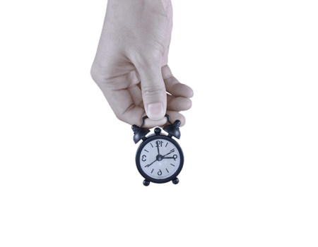 umano mano Tenere un' piccolo orologio, simboleggiante il importanza di volta. il Immagine trasporta un' Messaggio di tempo gestione e Come ogni secondo conta png