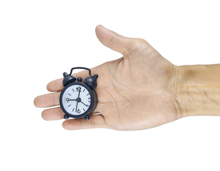 un' avvicinamento di un' umano mano Tenere un' piccolo orologio, simboleggiante il importanza di volta. il Immagine trasporta un' Messaggio di tempo gestione e Come ogni secondo png