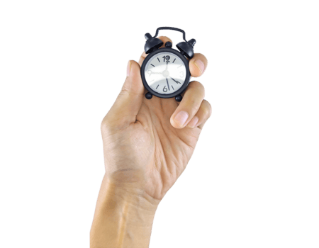 mano Avvincente un' miniatura analogico orologio, isolato su un' bianca sfondo. Questo visivo metafora illustra Come prezioso tempo è nel quotidiano vita e il processo decisionale. png