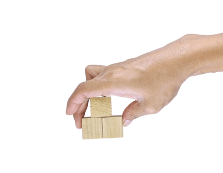 un' avvicinamento di un' umano mano Tenere un' piazza di legno bloccare, isolato su un' bianca sfondo. il Immagine trasporta un' concetto di semplicità, crudo Materiale, o di base struttura. png