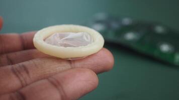 lära sig på vilket sätt till ordentligt använda sig av en kondom för säker praxis video