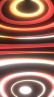 glühend konzentrisch rot und Weiß Ringe ausstrahlen im ein symmetrisch Muster mit ein Sanft Neon- Licht bewirken video