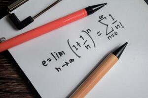 concepto de definición de el de Euler número escribir en libro aislado en de madera mesa. foto