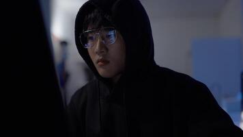 hacker es programación guión malicioso código para ataque cibernetico video