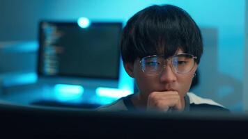 programmatore messa a fuoco su schermo per debug logica sistema compito Software sviluppo backend applicazione programmazione interfaccia video