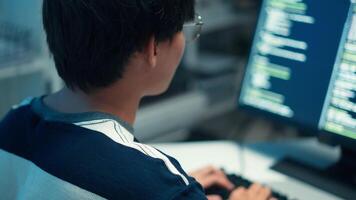 programador digitando código monitor Programas engenheiro Processo interno sistema tarefa desenvolvimento digital tecnologia interface video