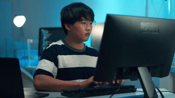 ingegnere ispezionando codice Software backend sistema logica tecnologia sviluppo compito processi programmazione interfaccia video