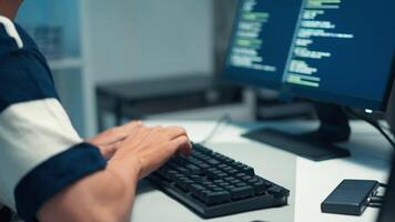 programador escrevendo fonte código para seguro Programas video