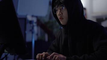 hacker codificación ciber ataque y datos incumplimiento utilizando escritorio video