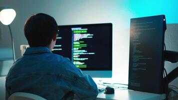 programador depuração código em múltiplo telas para Programas desenvolvimento e sistema tarefa video