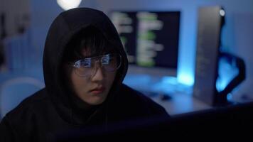 focado hacker escrevendo código durante cyber Operação video