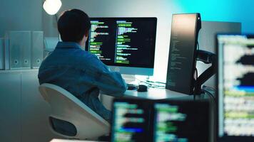 desenvolvedor revendo código para sistema desenvolvimento e Processo interno programação video