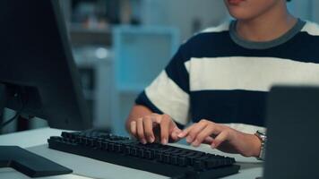 programmerare skriver på tangentbord skrivning koda för utveckling felsökning Ansökan logik uppgift bearbeta systemet programvara backend video