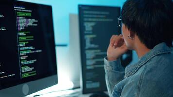 fechar acima Programas desenvolvedor digitando código depuração sistema Processo interno desenvolvimento inscrição programação video