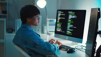 desenvolvedor focado em código durante programação e depuração processo video