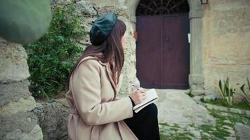 mulher poeta escrevendo poemas ao ar livre dentro dela rural Cidade video