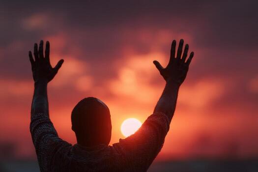 un hombre con su manos arriba en frente de el Dom foto