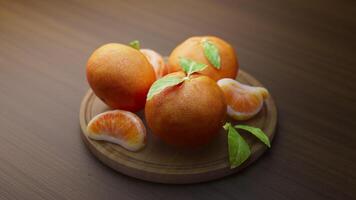 looping animering runt om en sammansättning av mandariner liggande på en trä- styrelse. slinga rörelse. oskärpa. närbild. video