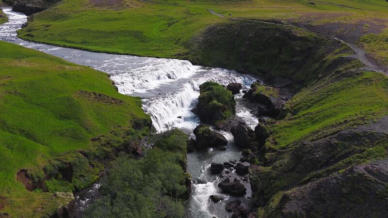 aérien vue de une Skogafoss cascade dans Islande écoulement plus de