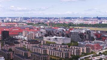 antenn se av köpenhamn, Danmark, visa upp röd hustak, spiror, grön utrymmen, och en blanda av historisk och modern arkitektur med sotning rörelse. video