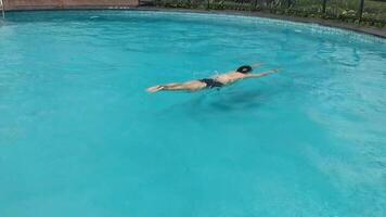 en sekvens visa upp en person skickligt exekvera de freestyle simning stroke i en lugn utomhus- slå samman miljö. slingor de rytmisk rörelser, betona de balans video