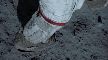 lunar astronaut gående på de månens yta och löv en fotavtryck i de lunar jord. 3d tolkning animation. video